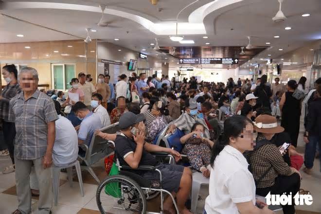 Vì sao 'biển người' vẫn ùn ùn đổ về bệnh viện Chợ Rẫy, Ung bướu, Y Dược?