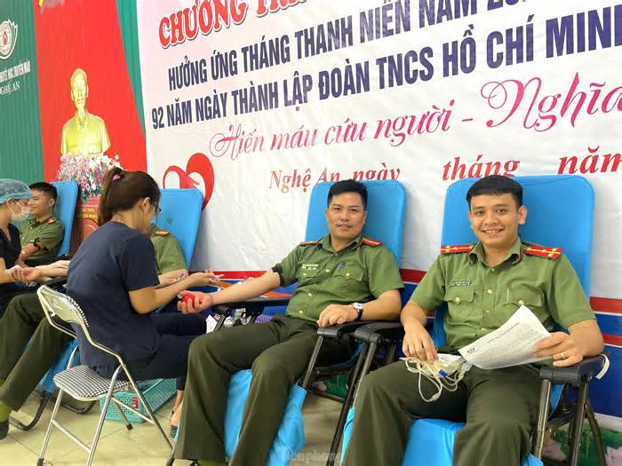 Cán bộ, chiến sĩ công an Nghệ An hiến máu tình nguyện