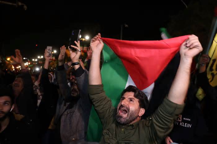 Hàng nghìn người Iran xuống đường ủng hộ cuộc tấn công vào Israel