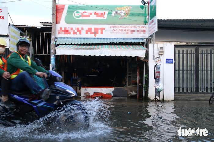 Chiều cuối tuần, người dân TP.HCM ngao ngán 'vượt' triều cường