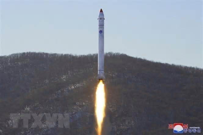 Ông Kim Jong-un ra lệnh phóng vệ tinh do thám quân sự theo kế hoạch
