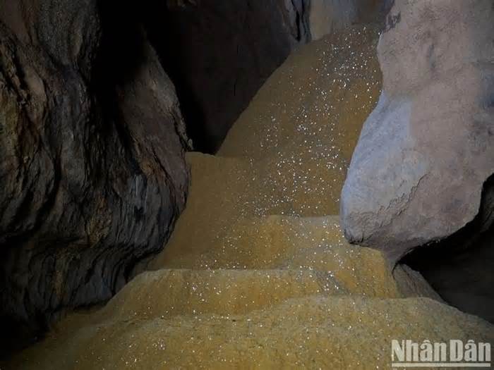 Phát hiện hang động Vân Tiên đẹp mê hồn ở miền núi Quảng Trị