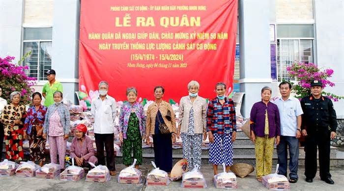 Công an tỉnh An Giang hành quân dã ngoại giúp dân ven biên giới