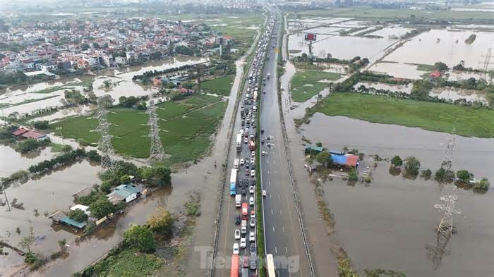 Ô tô tắc hơn 5km trên cao tốc Pháp Vân - Cầu Giẽ do ngập úng