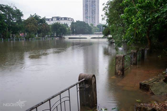 Người dân Hà Nội chơi đùa trong 'biển rác', nước ngập gần tới ngực