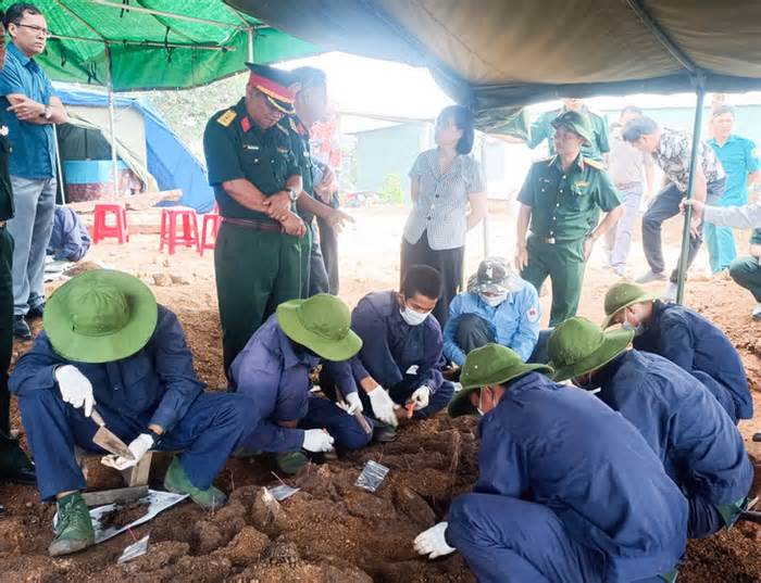 Phát hiện hố chôn tập thể nghi mộ liệt sĩ cạnh quốc lộ 19