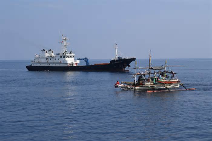 Trung Quốc lên tiếng cảnh báo, Philippines nói có quyền gỡ 'hàng rào nổi' ở bãi cạn Scarborough