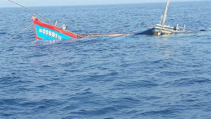 Chìm tàu, 5 ngư dân ở Phú Yên mất tích