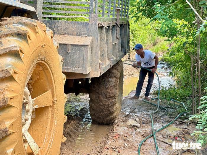 Vì sao tài xế máy cày ở Kon Tum phấn khởi mỗi khi bị 'phạt' 30.000 đồng?