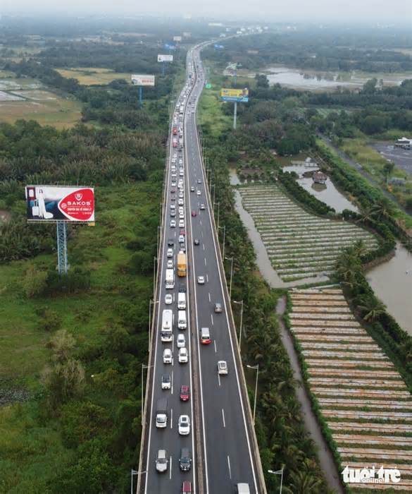 Cao tốc TP.HCM - Long Thành đang sửa cầu, tiếp tục ùn ứ ngày cuối tuần