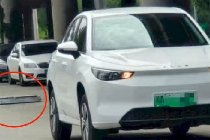 Ôtô điện Trung Quốc rơi cả mảng pin khi đang chạy trên đường