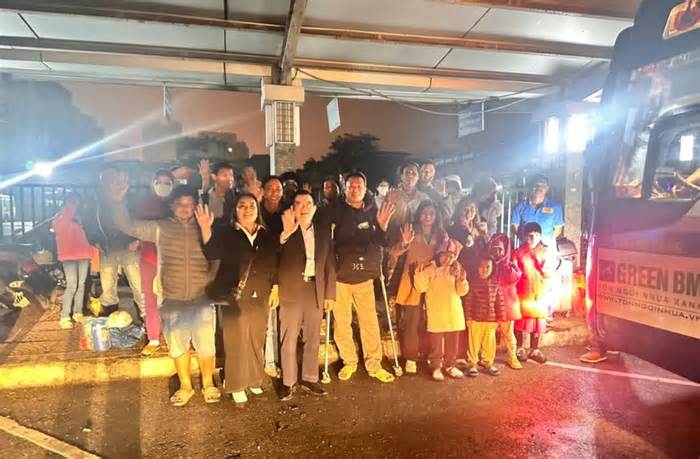 Ấm lòng 'Chuyến xe yêu thương' chở gần 200 đồng hương về Thái Bình ăn Tết