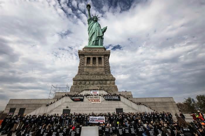 Người Do Thái 'chiếm lấy' tượng Nữ thần Tự do ở New York, đòi ngừng bắn ở Gaza