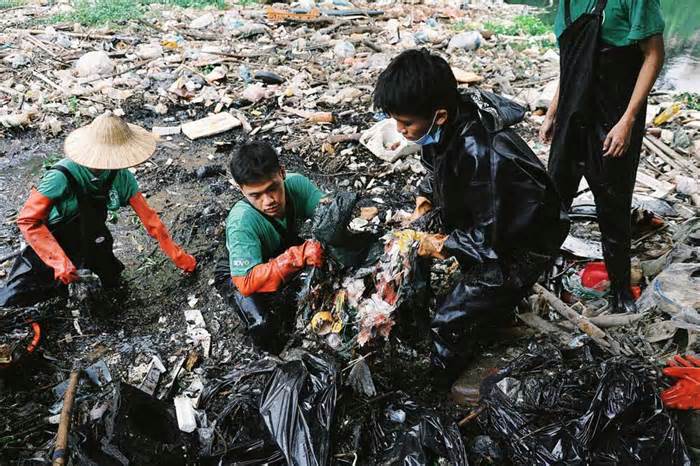 Các bạn trẻ dọn rác cứu sông Nhuệ và kêu gọi mọi người bảo vệ môi trường