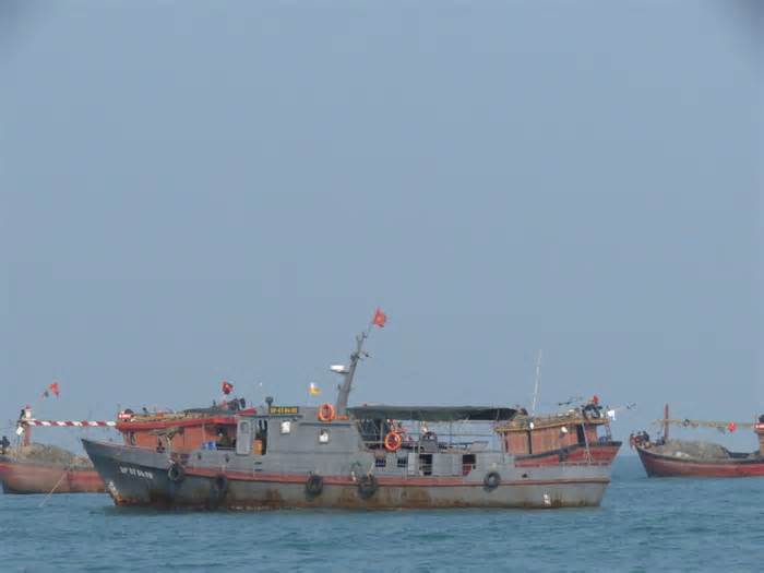 4 tàu cá ở Quảng Bình chìm do giông lốc, nhiều ngư dân mất tích trên biển