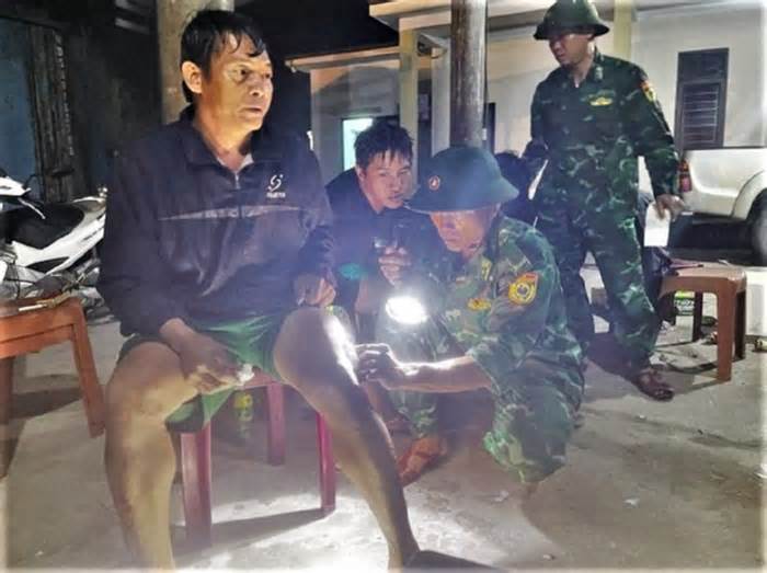 Tàu đâm vào rạn đá trong đêm, 3 ngư dân Quảng Bình may mắn thoát nạn