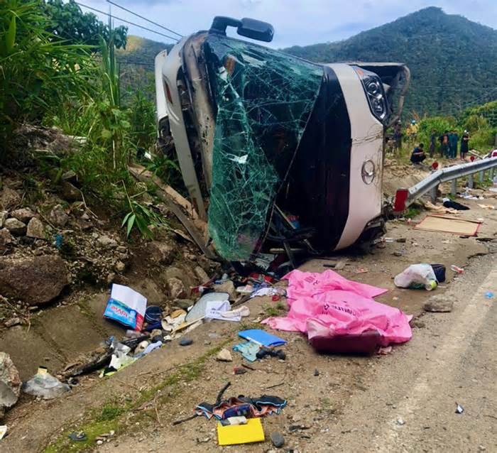 Vụ lật xe chở đoàn khách Trung Quốc: đã có 4 người chết, do xe mất thắng