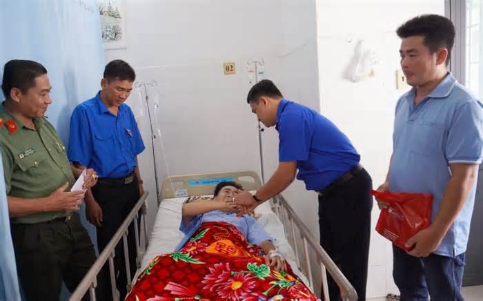 Chủ tịch UBND tỉnh Vĩnh Long tặng Bằng khen cho Đại úy bị đứt lìa hai chân khi xử lý 'cát tặc'