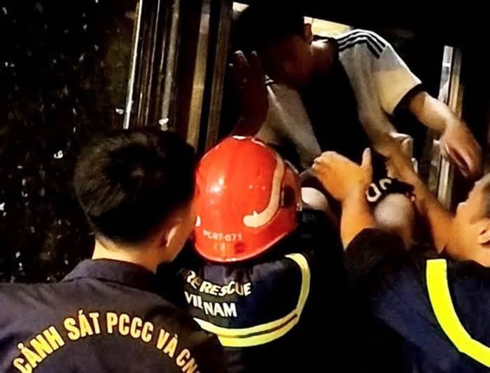 Năm người mắc kẹt trong thang máy quán internet ở Hải Phòng