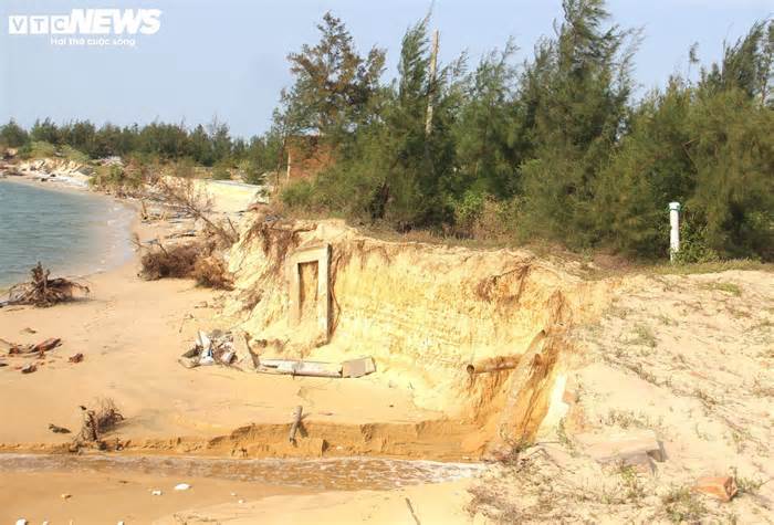 Sóng cuốn sập nhà tạm, 'nuốt chửng' ao tôm của người dân ven biển ở Quảng Nam