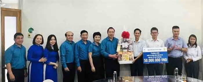 Công đoàn Điện lực Việt Nam động viên, tặng quà Tết cho người lao động