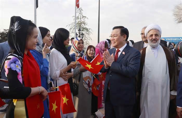 Chủ tịch Quốc hội Vương Đình Huệ thăm Đại sứ quán và gặp gỡ cộng đồng người Việt Nam tại Iran