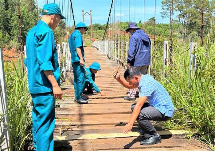 Sửa chữa cầu treo hư hỏng cho người dân đi thu hoạch cà phê