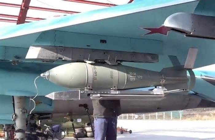 Tại sao binh sĩ Ukraine ám ảnh trước Su-34 mang bom lượn của Nga?