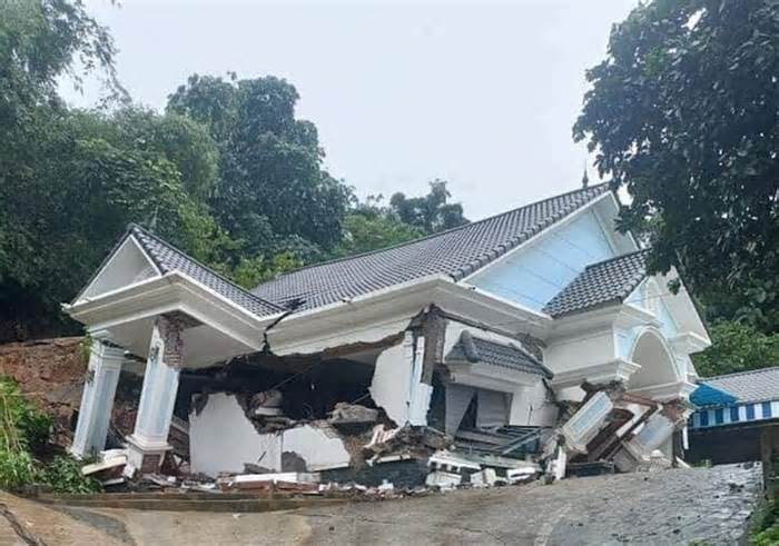 Nhà mới xây đổ sập sau mưa lớn, 7 người kịp chạy thoát thân