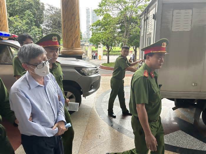Cảnh sát dẫn giải cựu Bộ trưởng Y tế Nguyễn Thanh Long đến tòa phúc thẩm