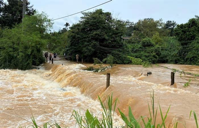 Hơn 100 hộ dân ở Đắk Nông bị cô lập do mưa lũ