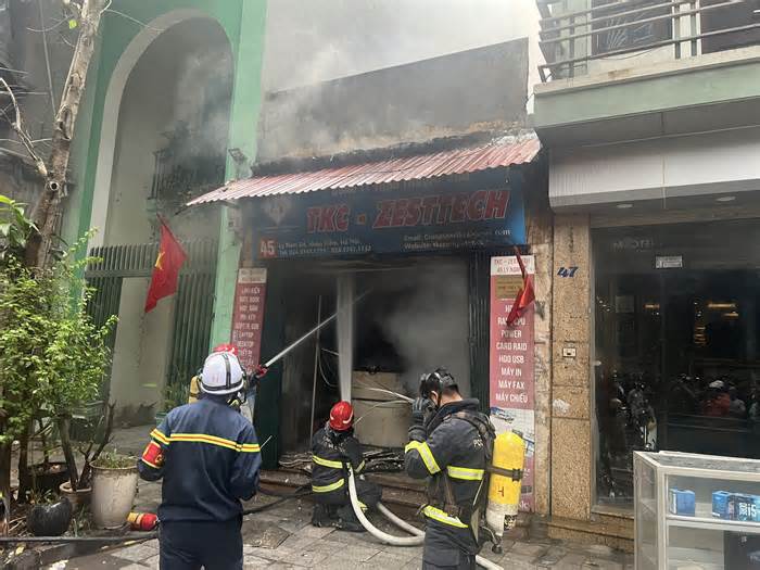 Hà Nội: Thêm một vụ cháy nhà trên phố Lý Nam Đế khiến người dân hoảng hốt