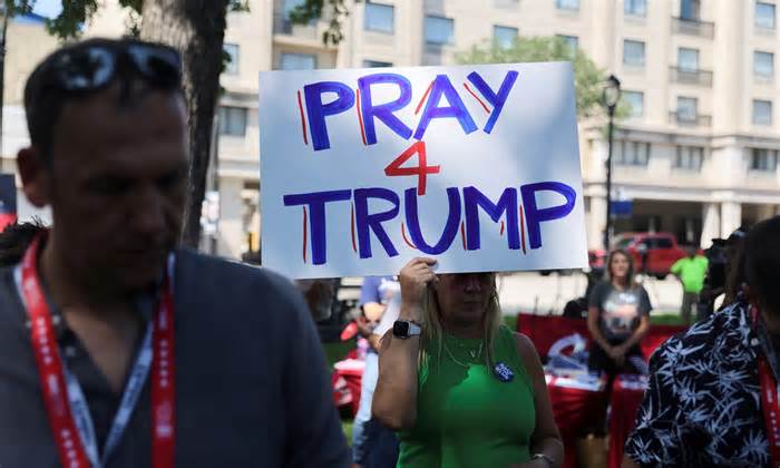 Người ủng hộ nói ông Trump thoát chết là 'ý Chúa'