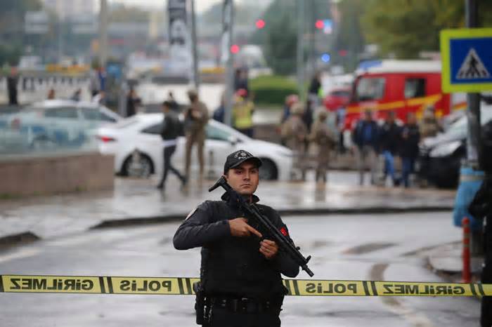 Đánh bom ngay tòa nhà Bộ Nội vụ Thổ Nhĩ Kỳ khiến 2 người bị thương