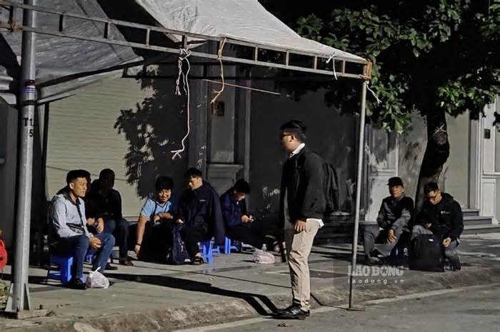 Xếp hàng trong đêm nộp hồ sơ mua nhà ở xã hội tại Đông Anh