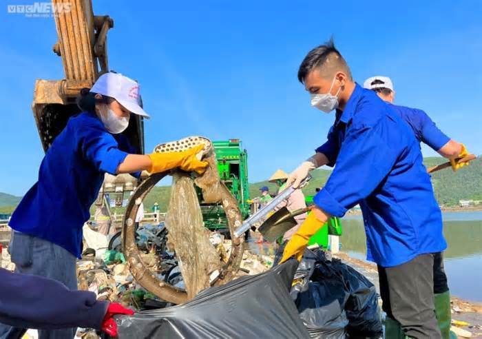 Ảnh: Hơn 600 người chung tay dọn 'biển' rác ở đầm nước mặn Sa Huỳnh