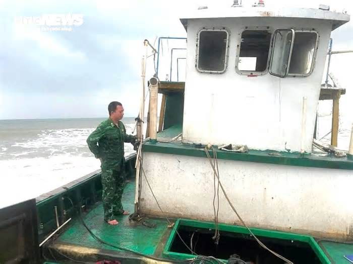 Tàu không người lái trôi vào vùng biển Quảng Trị