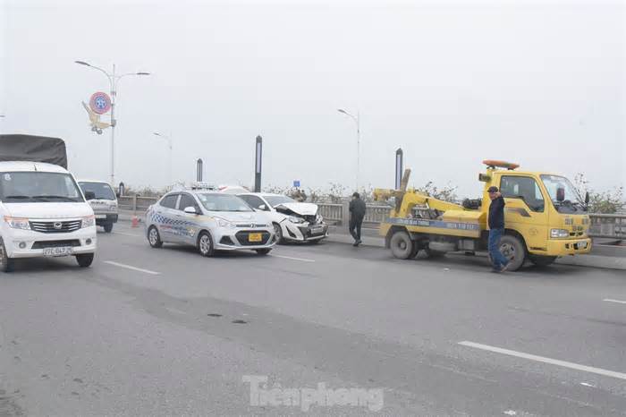 Cầu Vĩnh Tuy ùn tắc từ sáng tới trưa sau tai nạn giữa 2 ô tô