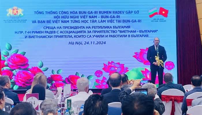 Tổng thống Rumen Radev xúc động gặp gỡ những người Việt từng sinh sống và học tập ở Bulgaria