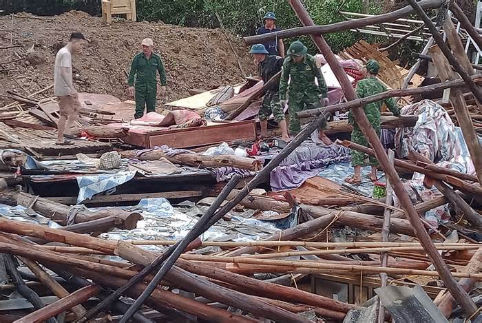 Mưa đá kèm dông lốc gây thiệt hại nhiều nhà dân tại Điện Biên