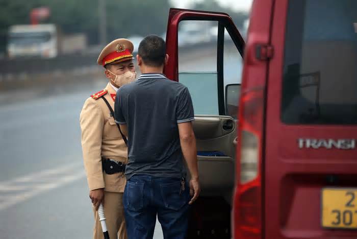 Hàng loạt trường hợp bị xử phạt vì đón, trả khách sai quy định ở Hà Nội