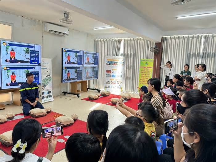 Thanh niên Công an Thủ đô ra quân 'phủ sóng' tuyên truyền phòng cháy chữa cháy