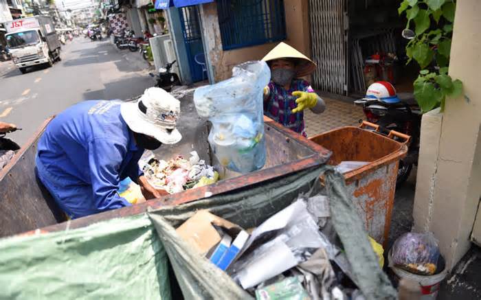 Tiền rác tháng 13: công ty nói không bắt buộc, bạn đọc nói không đóng ngày mai rác còn đó