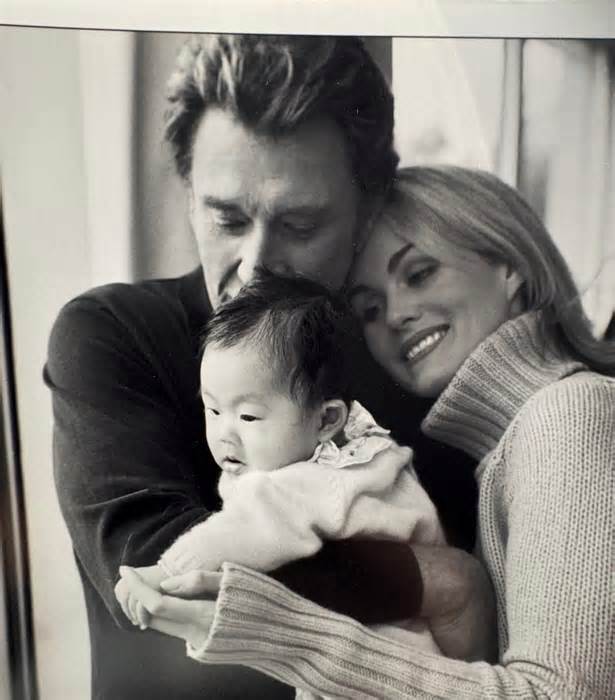 Cô bé mồ côi gốc Việt được danh ca Pháp nhận nuôi giờ ra sao?