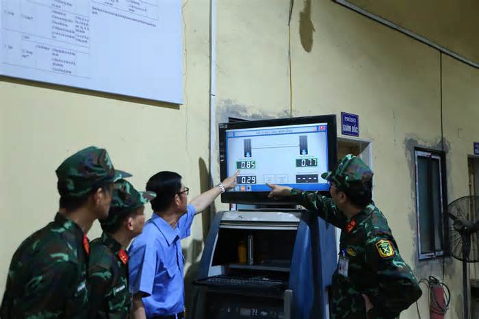 Hình ảnh kiểm định viên quân đội lần đầu xuất hiện ở trạm đăng kiểm dân sự