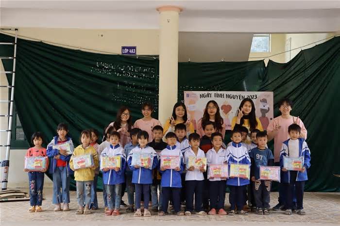 Học sinh Hà Nội triển khai dự án về môi trường, giúp đỡ học sinh nghèo