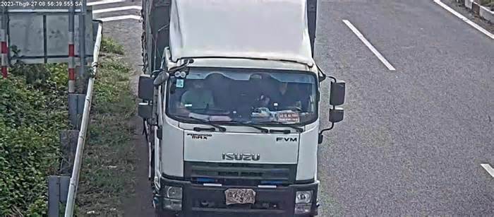 Tài xế xe tải lấy khăn vải che biển số để đi lùi trên cao tốc