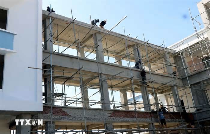 Tăng tốc về đích, sẵn sàng đón học sinh vùng biên đến trường