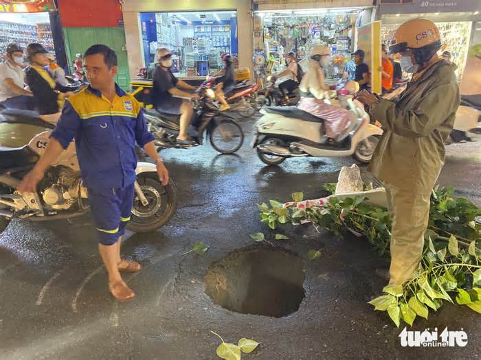 Đường Võ Văn Ngân sụt lún tạo 'hố tử thần' sau mưa lớn