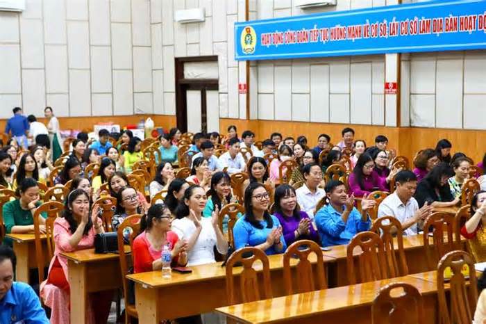 Mang phúc lợi đoàn viên và tặng quà 20.10 đến các nữ giáo viên tỉnh Bình Thuận